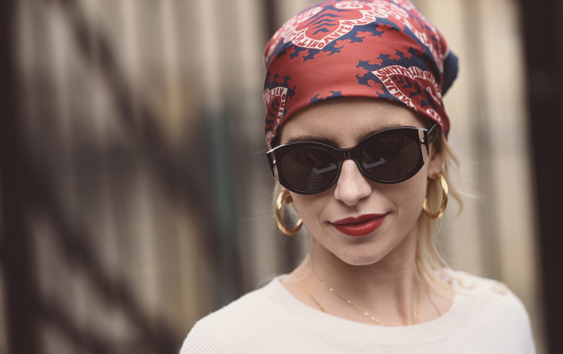 femme qui porte un foulard de mode