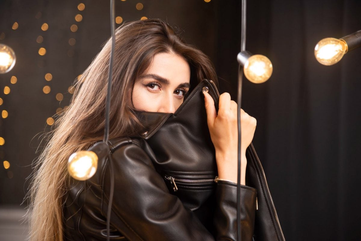 Femme qui porte un blouson en cuir noir dans la nuit