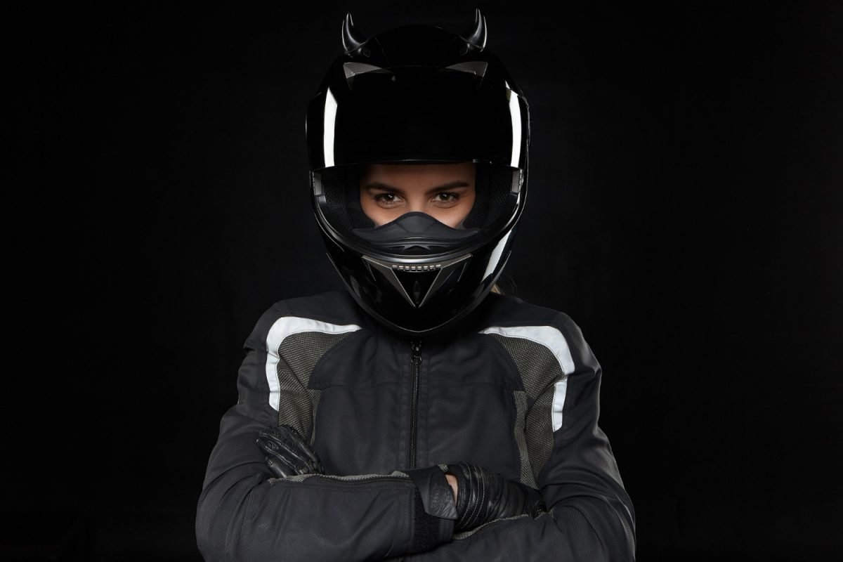 femme portant un casque intégral et un blouson racing vintage