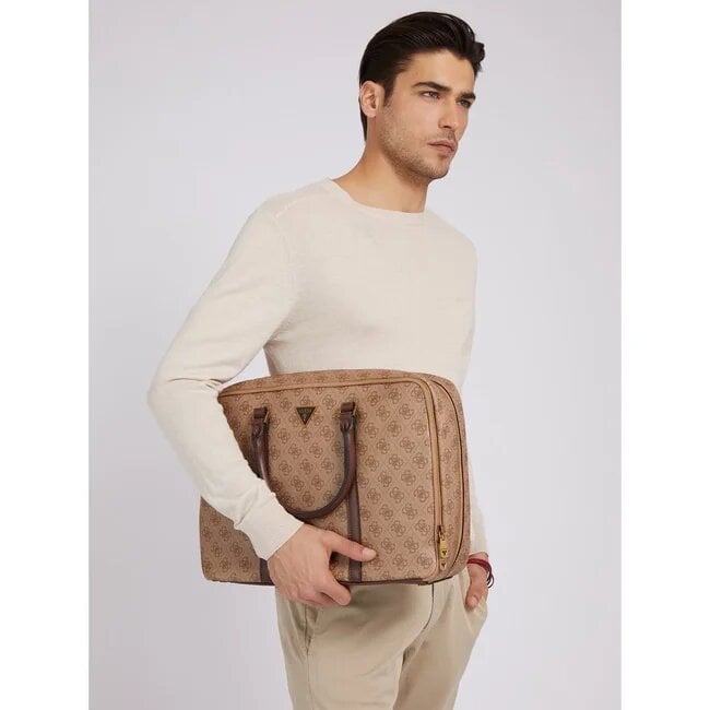 Hombre llevando un bolso de trabajo beige de la marca Guess