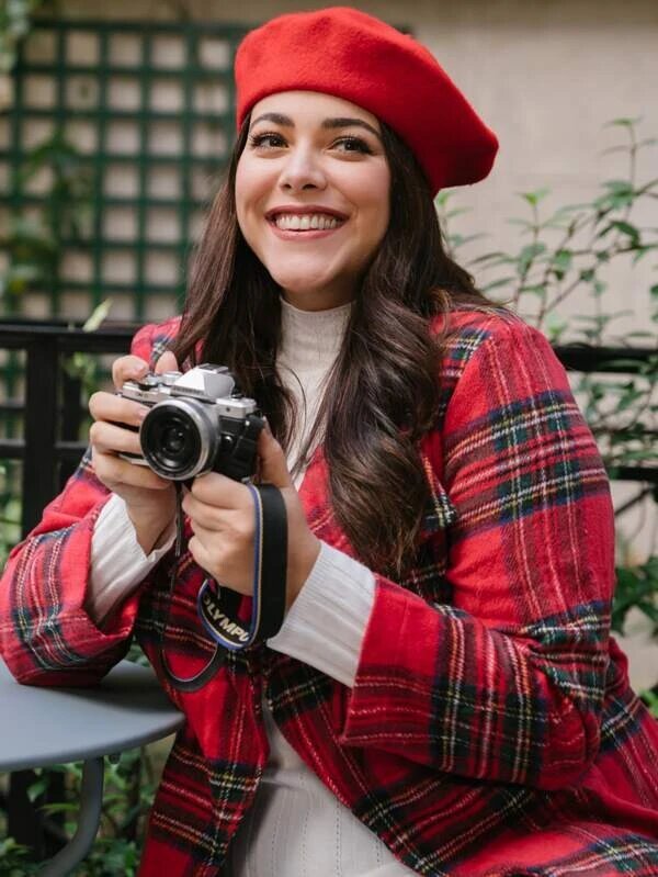 Femme brune portant un béret de couleur rouge de la marque Shein