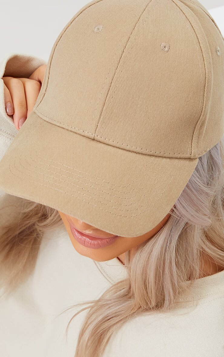 Mujer usando una gorra de béisbol beige