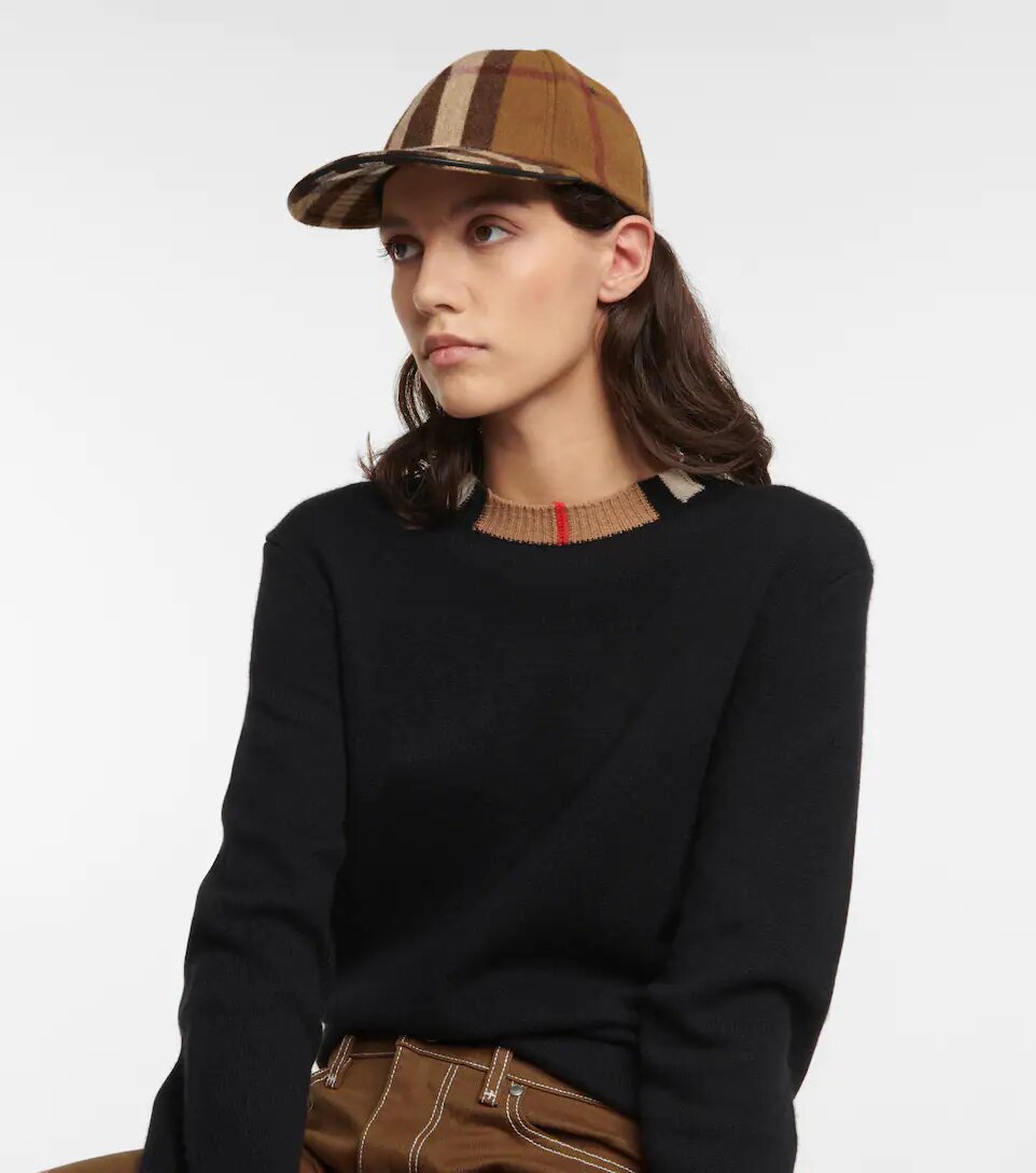 Mujer usando una gorra de lana de la marca Burberry