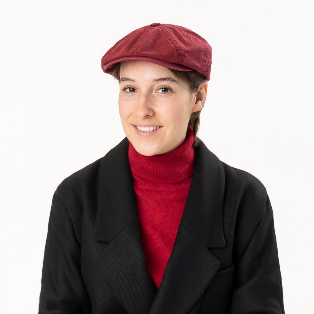 Femme qui porte une casquette hatteras rouge