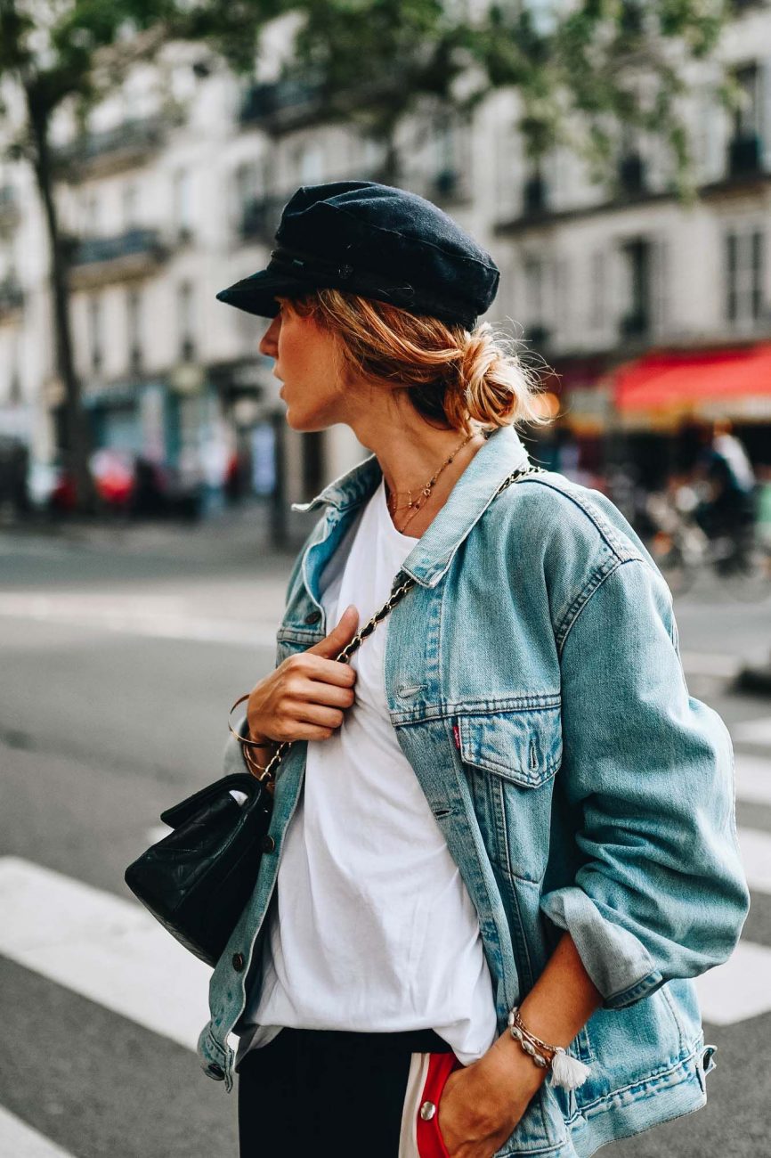 Femme portant une casquette pour visage fin en look décontracté