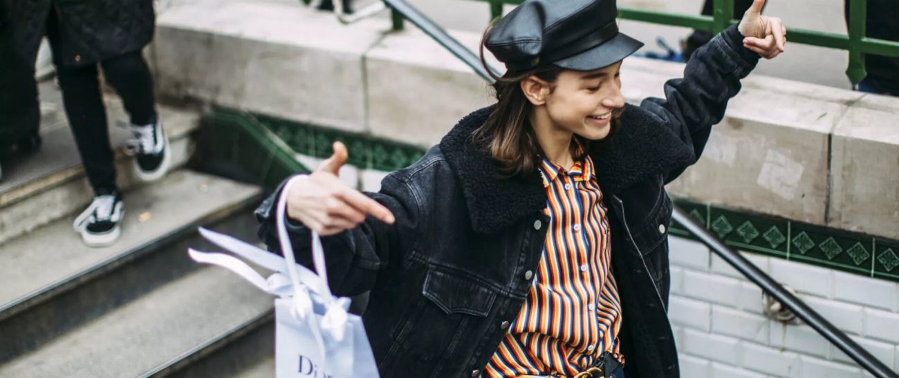 Femme portant une casquette noire plate 