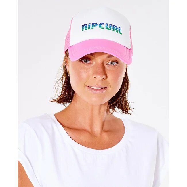 Mujer usando una gorra trucker rosa de Rip Curl