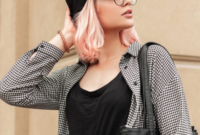 Look dune femme avec une casquette gavroche scaled