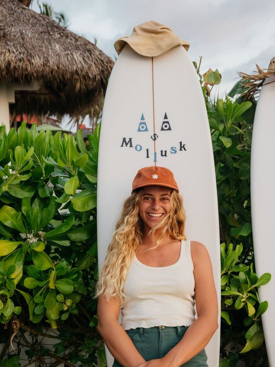 Un segundo look de una surfista con una gorra strapback