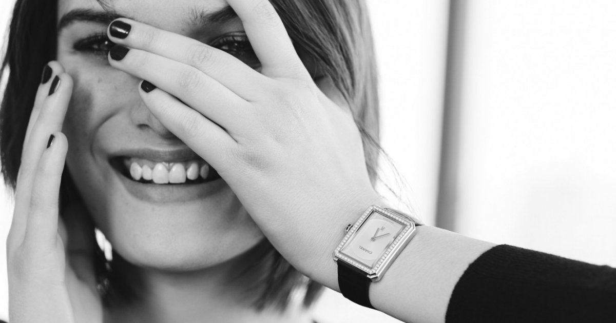 Mujer usando un reloj negro