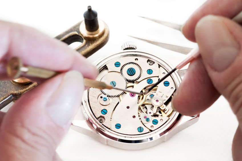 Reparación de un reloj en el relojero