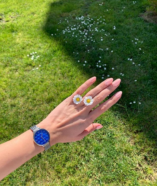 Un reloj de mujer de color azul bien cuidado