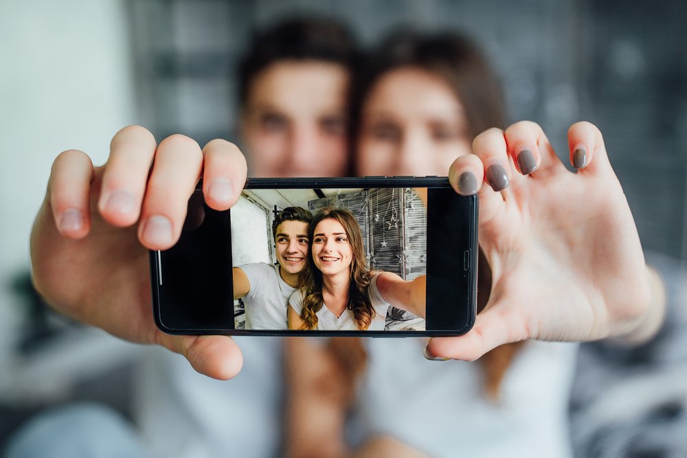 Una pareja tomando un selfie con un móvil