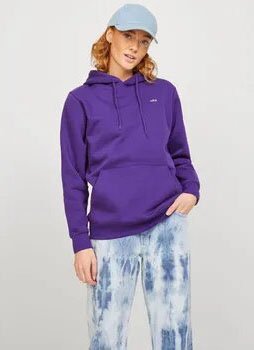 Mujer usando una sudadera cerrada de la marca Under Armour