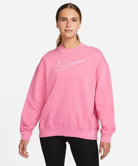 Mujer usando la sudadera Nike dri-fit de color rosa