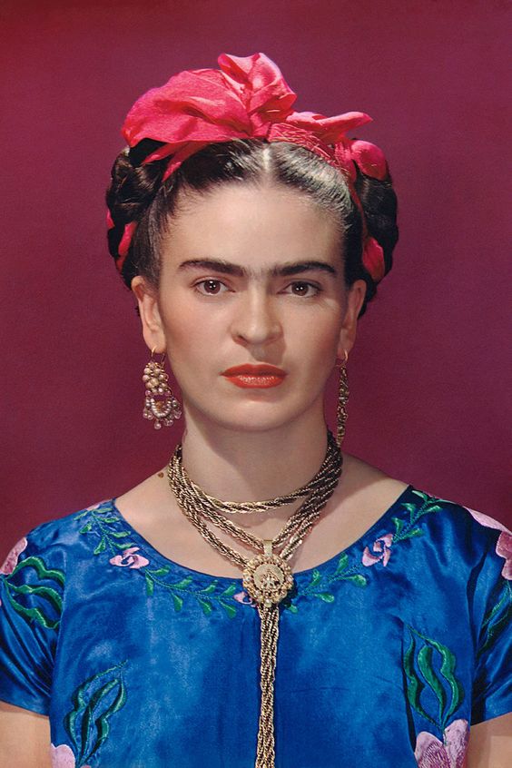 Peinado con trenzas y flores Frida Kahlo
