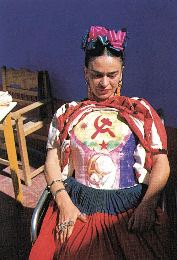 Frida Kahlo mostrando su corsé pintado bajo su huipil