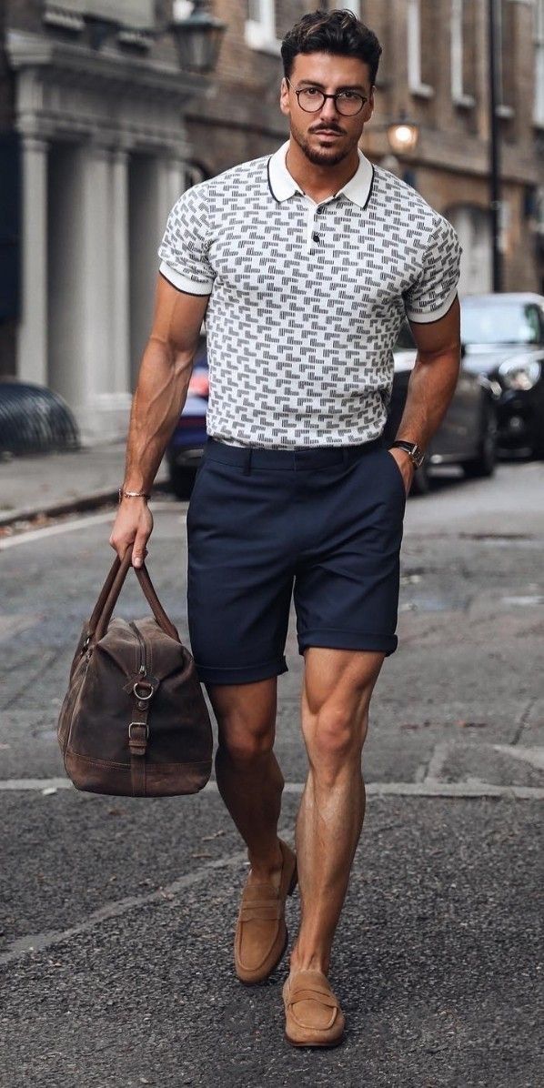 look de hombre con pantalones cortos y accesorios: bolso, gafas y zapatos tipo mocasines para hombre