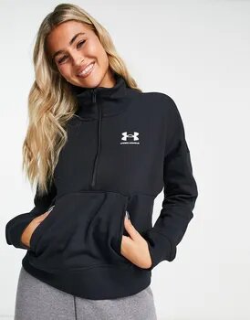 Mujer rubia usando la sudadera de polar con cremallera de Under Armour