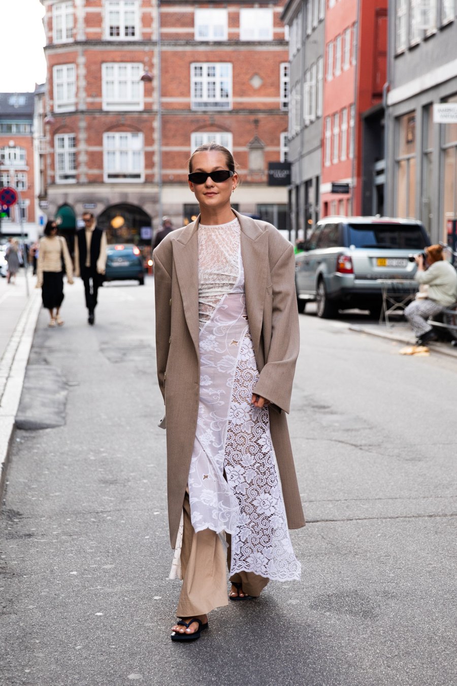 mujer usando una superposición de ropa en la semana de la moda de Copenhague