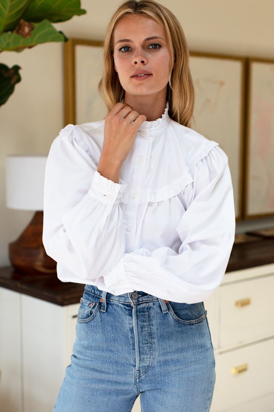 Una mujer con un body camisa blanco y un jeans