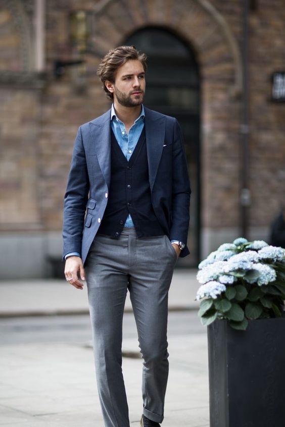 Un look élégant avec un cardigan et une veste