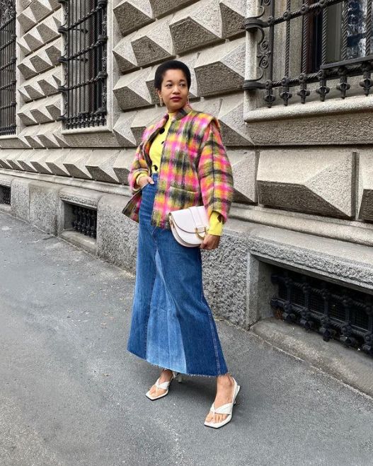 Mujer usando una falda larga de mezclilla en un look de primavera