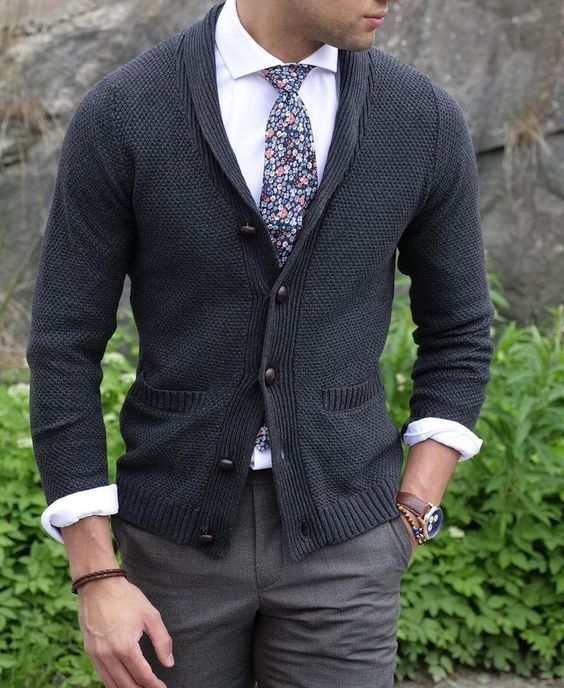 Hombre en cardigan con traje y camisa