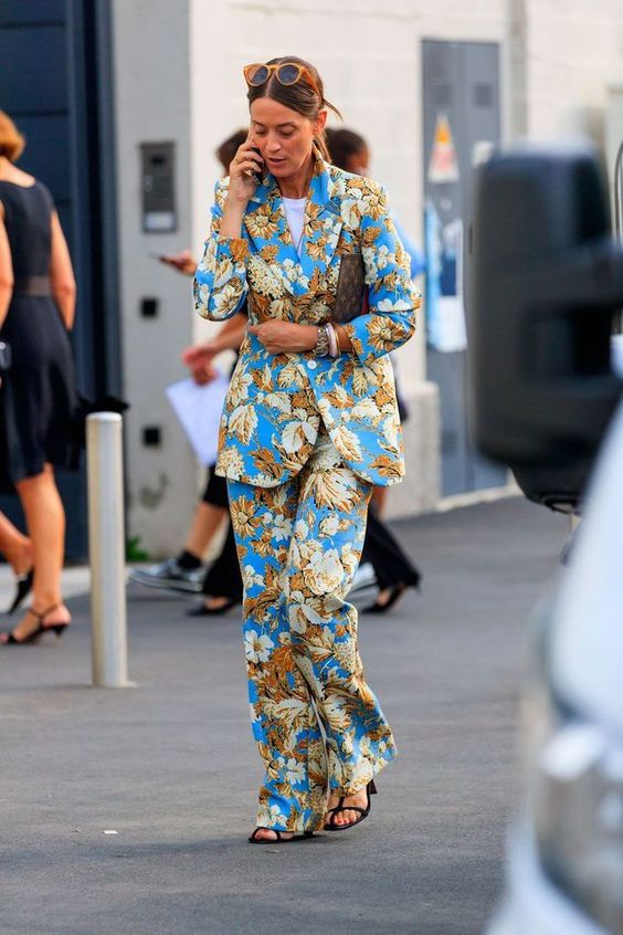 Mujer que lleva un traje con estampado floral en un total look