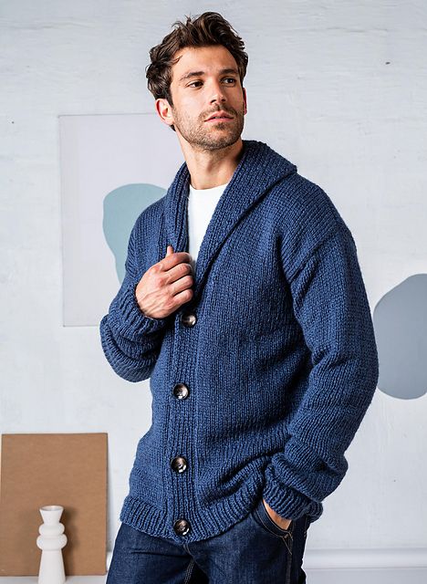 Hombre casual que lleva un cardigan