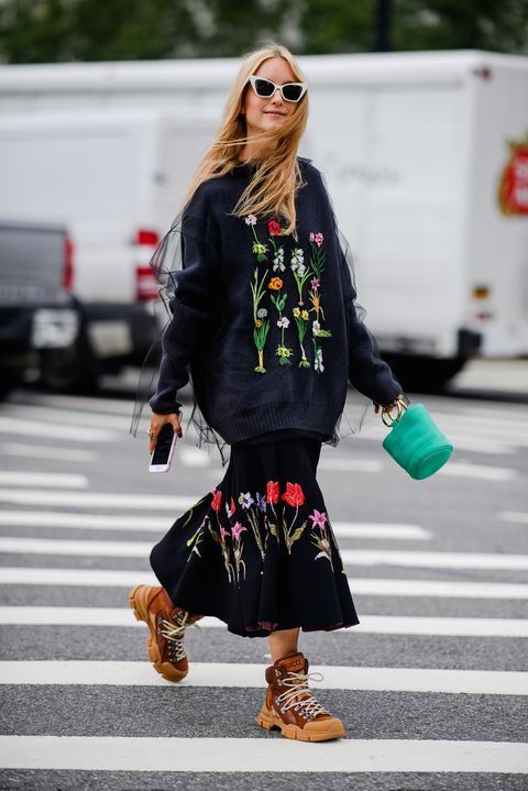 Mujer que lleva un atuendo decorado con flores