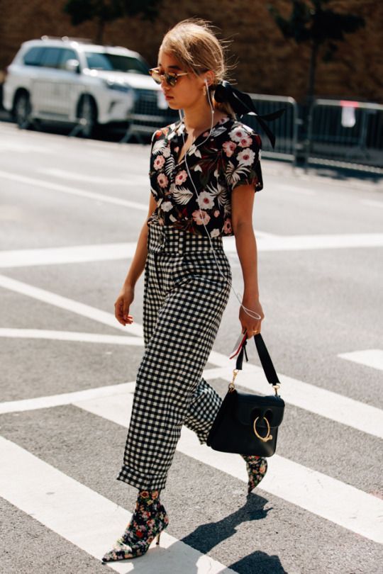 streetstyle con una camisa de flores para la primavera