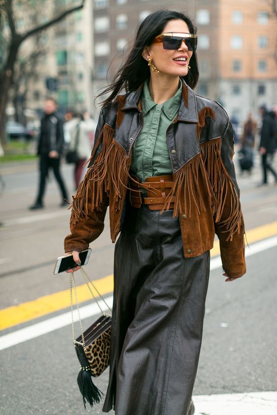 mujer usando una chaqueta de flecos de cuero