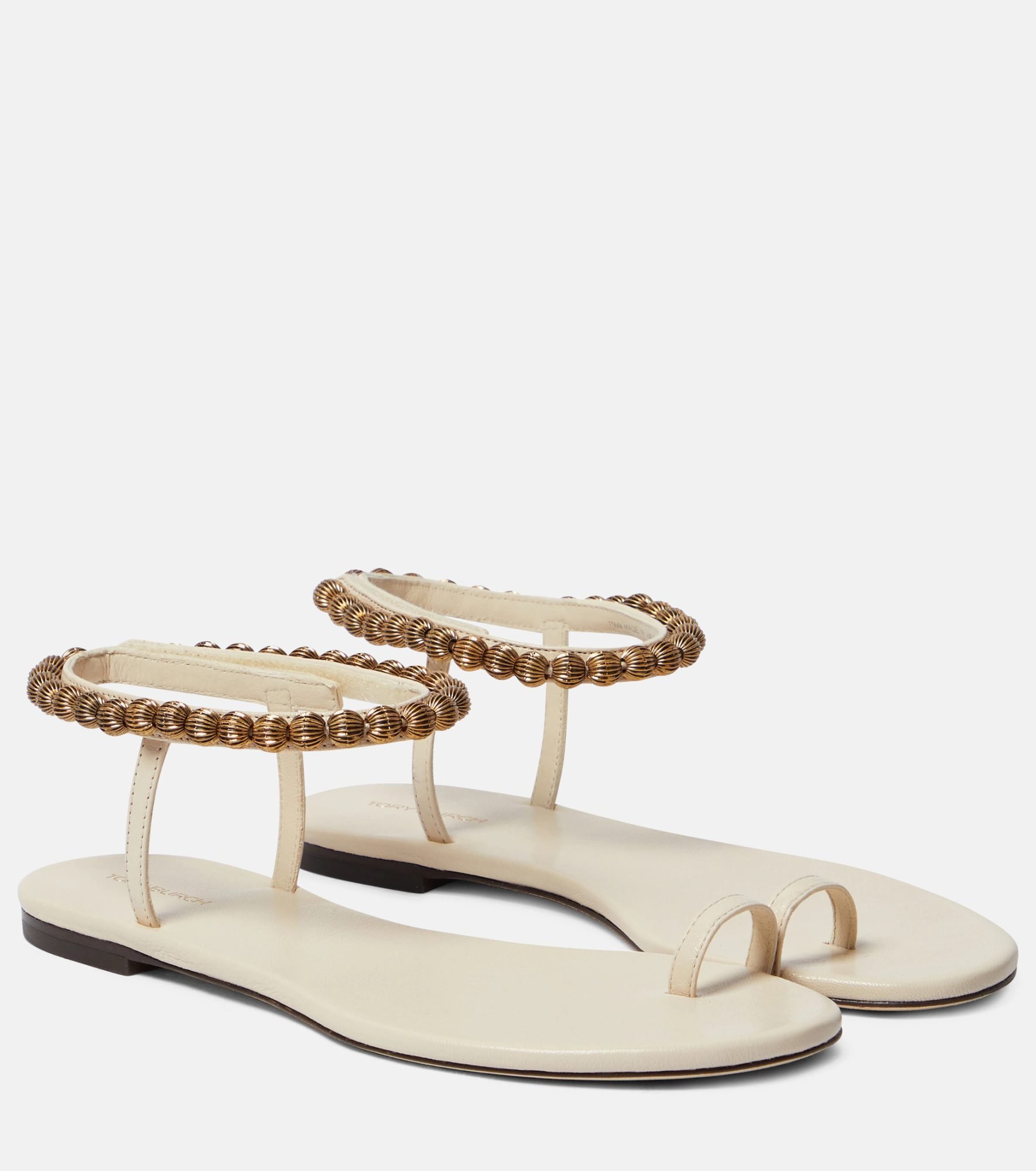 Sandalias blancas y doradas de la marca Tory Burch