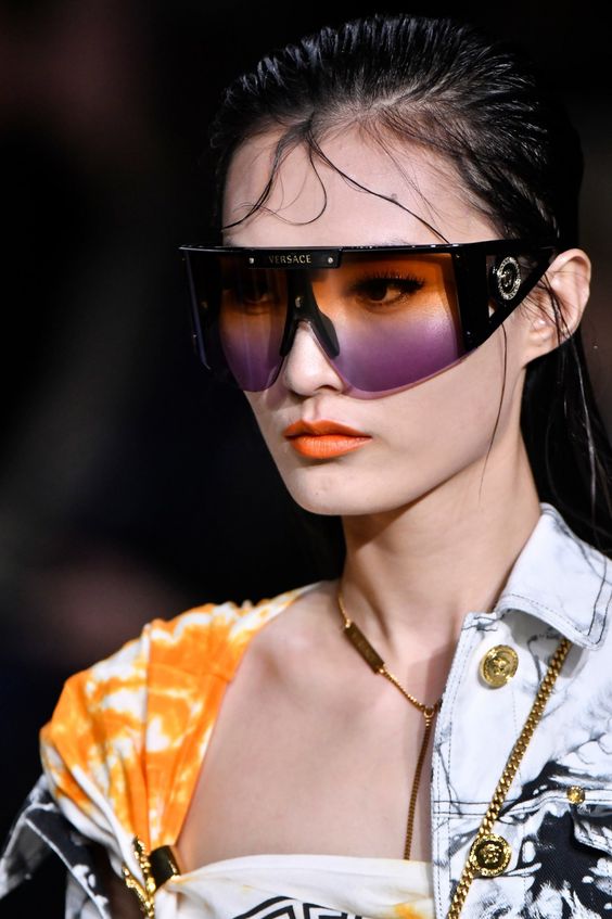 Lunettes soleil Versace futuristes portées à la fashion week Milan