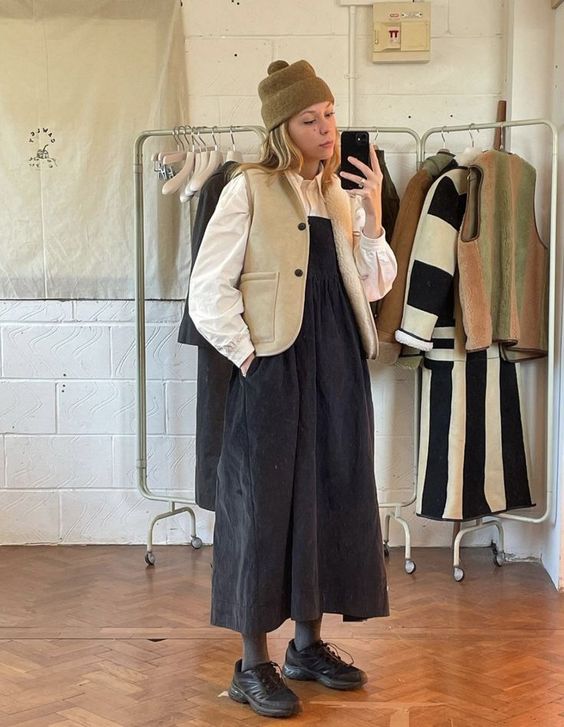 Tenue avec robe et gilet sans manches