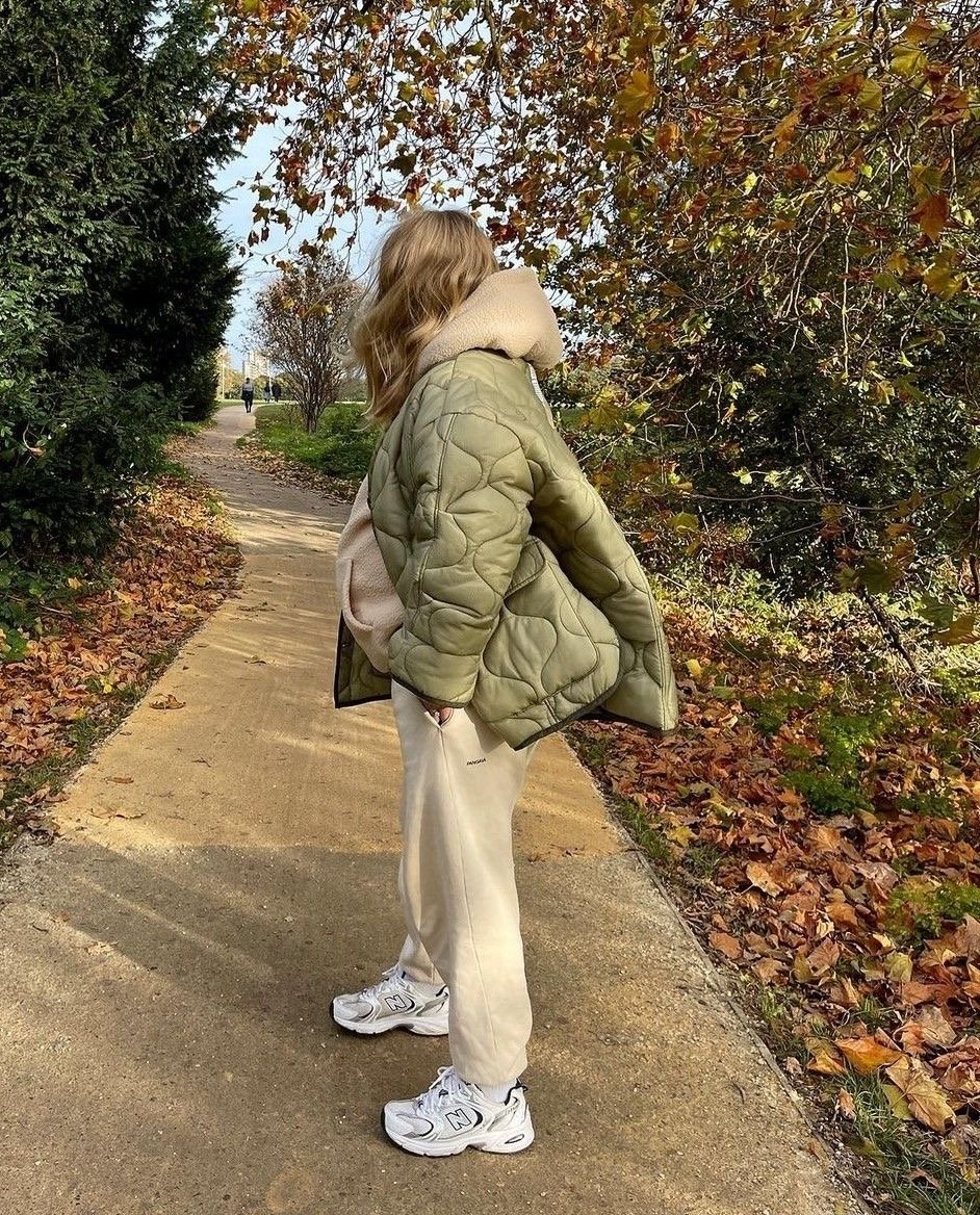 Outfit mujer con chaqueta acolchada