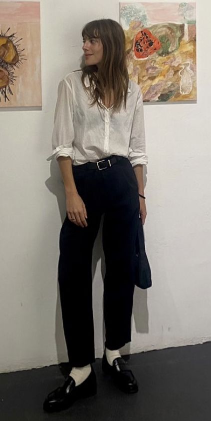 Look chic mujer con pantalón de pana