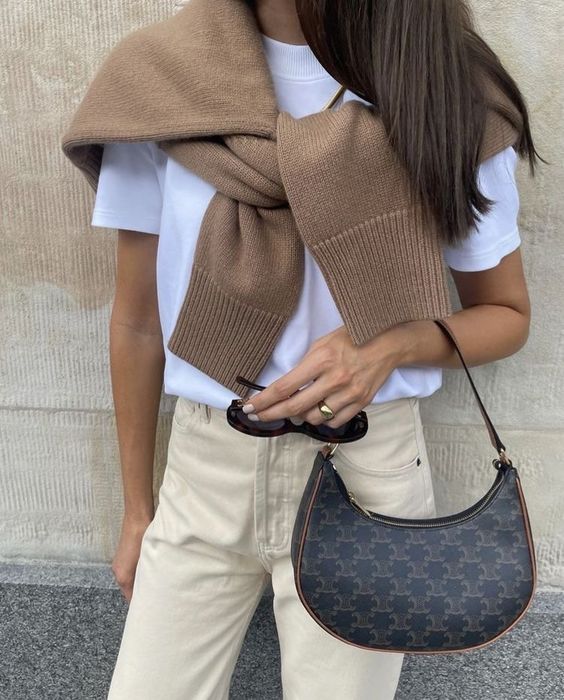 Tenue élégante avec sac demi lune