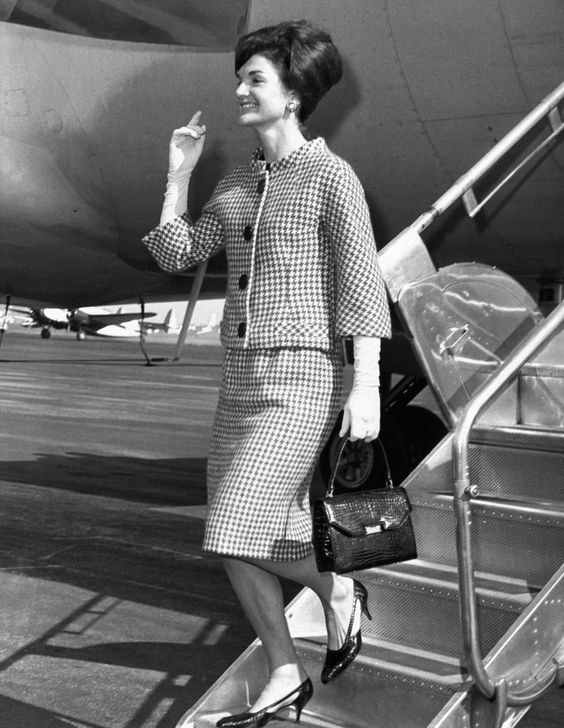 Outfit de Jackie Kennedy con kitten heels