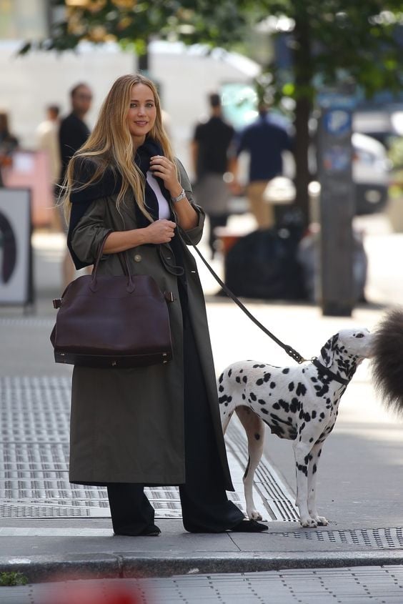 Jennifer Lawrence portando el bolso Margaux The Row