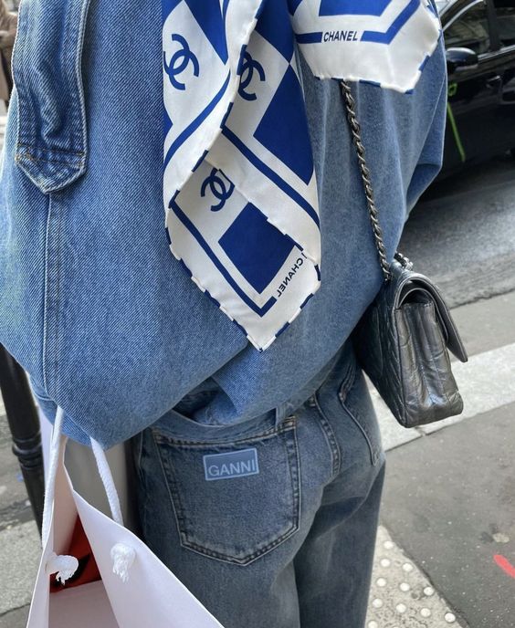 Foulard Chanel blanco y azul cobalto