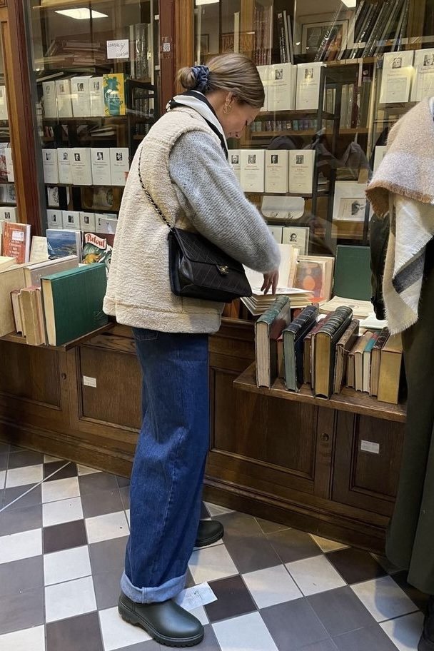 Tenue avec un jean bleu à revers