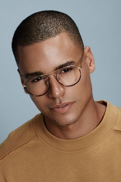 Gafas de vista para hombre: realzar sus rasgos con la montura adecuada 10 Conseils pratiques pour un choix elegant et confortable 1 Lunettes de vue homme sublimer ses traits avec la bonne monture Modalova