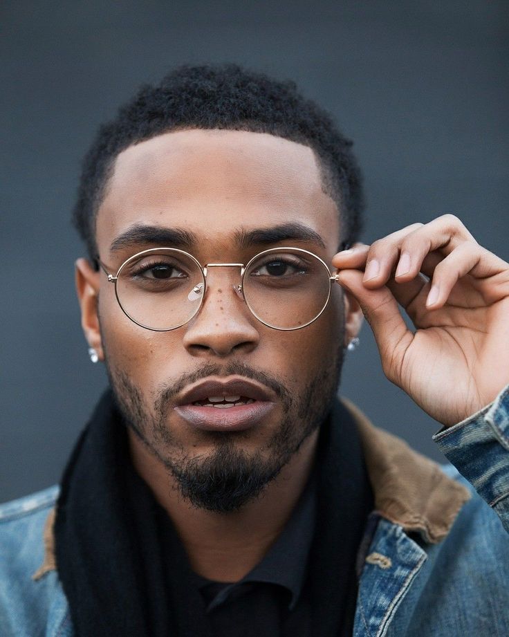 Gafas de vista para hombre: realzar sus rasgos con la montura adecuada 12 Conseils pratiques pour un choix elegant et confortable Lunettes de vue homme sublimer ses traits avec la bonne monture Modalova