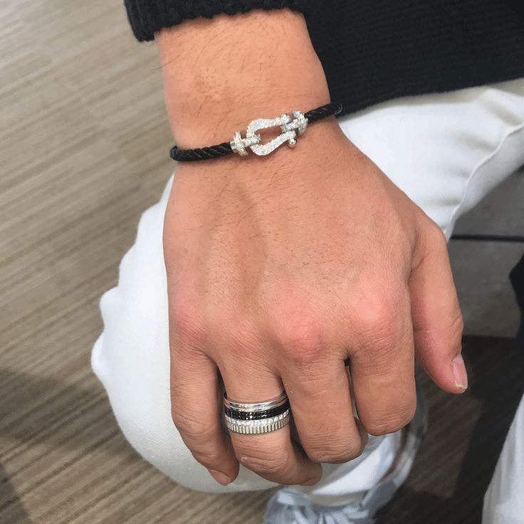 Los códigos del estilo casual chic, versión masculina 8 Un bracelet discret laccessoire qui change tout 1 Les codes du style casual chic version masculine Modalova