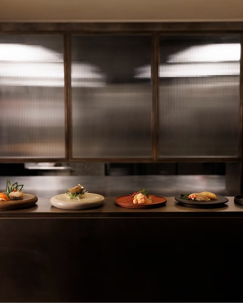 Sushi Peter Park y cerámicas Daeyong Kim Saint Laurent