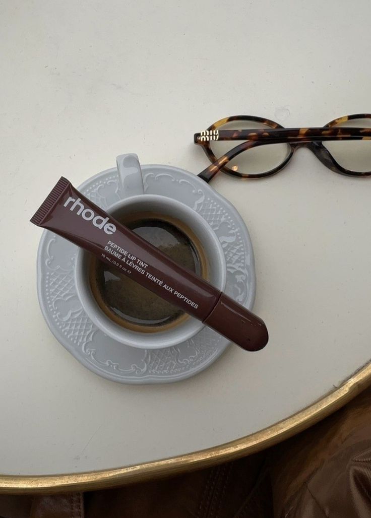 Las gafas ovaladas de Miu Miu: ¡emblema del librarian core! 4 Gafas ovaladas de Miu Miu en carey