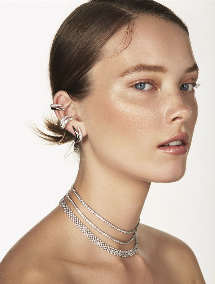 Le piercing nouvel accessoire couture Pourquoi les piercings doreilles seduisent ils les icones de mode Modalova