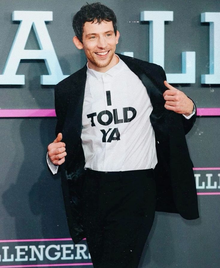 La camiseta con mensaje: la prenda que hace hablar de ella 6 Josh O'Connor usando la camisa I Told Ya